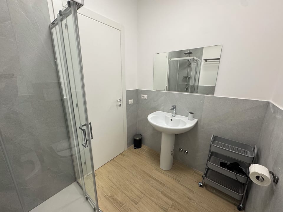 Single Room, Courtyard View | Bathroom | Shower, hair dryer, bidet, towels