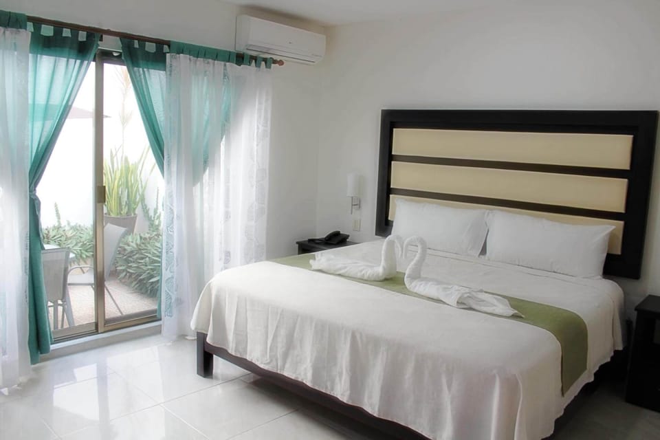 Minibar, desk, iron/ironing board, WiFi (free)