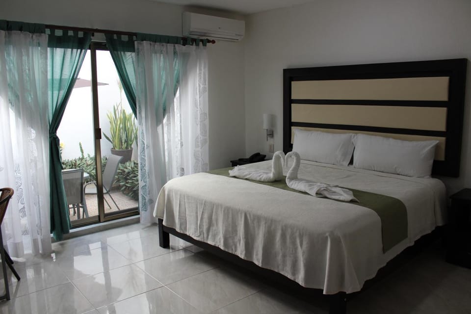 Minibar, desk, iron/ironing board, WiFi (free)