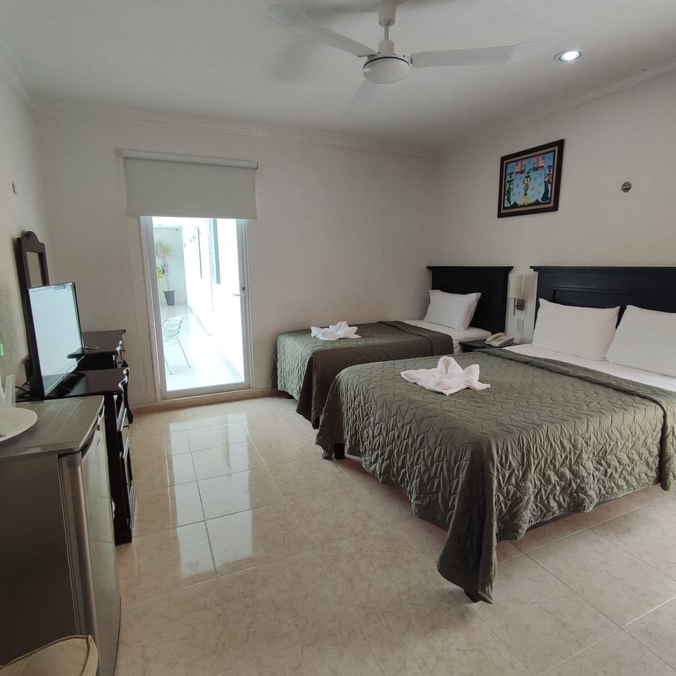 Basic Double Room | Minibar, desk, iron/ironing board, WiFi (free)