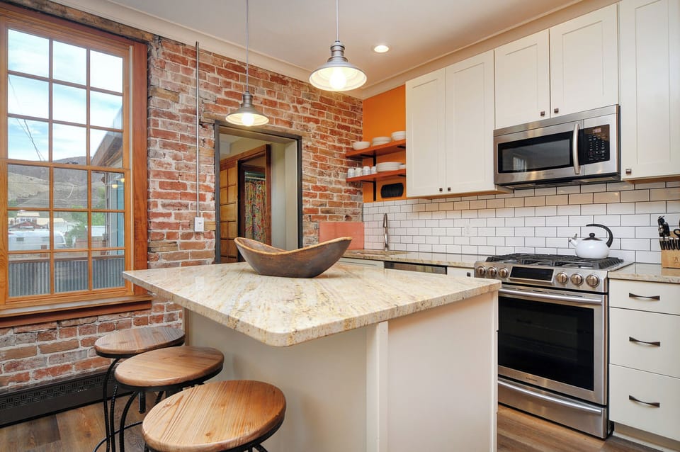 Breakfast Bar
•3 Bar Stools
•Drip Coffee Maker
•Tea Kettle