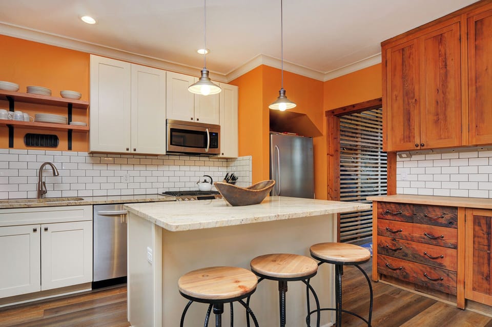 Fully Appointed Kitchen
•Full Size Refrigerator
•Gas Stove
•Dishwasher
•Drip Coffee Maker