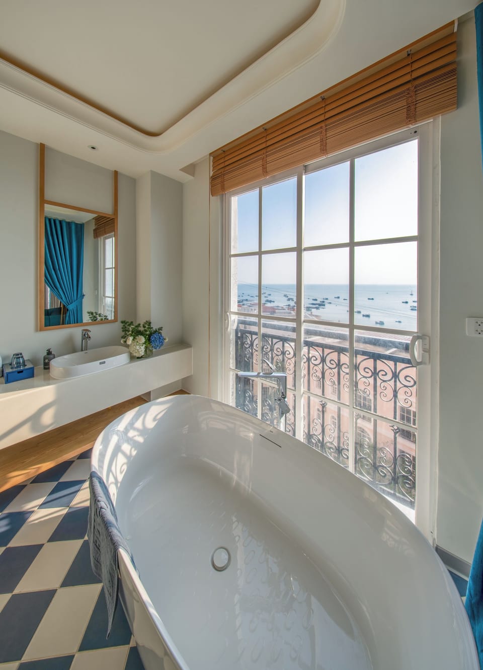 Hydromassage showerhead, hair dryer, slippers, bidet
