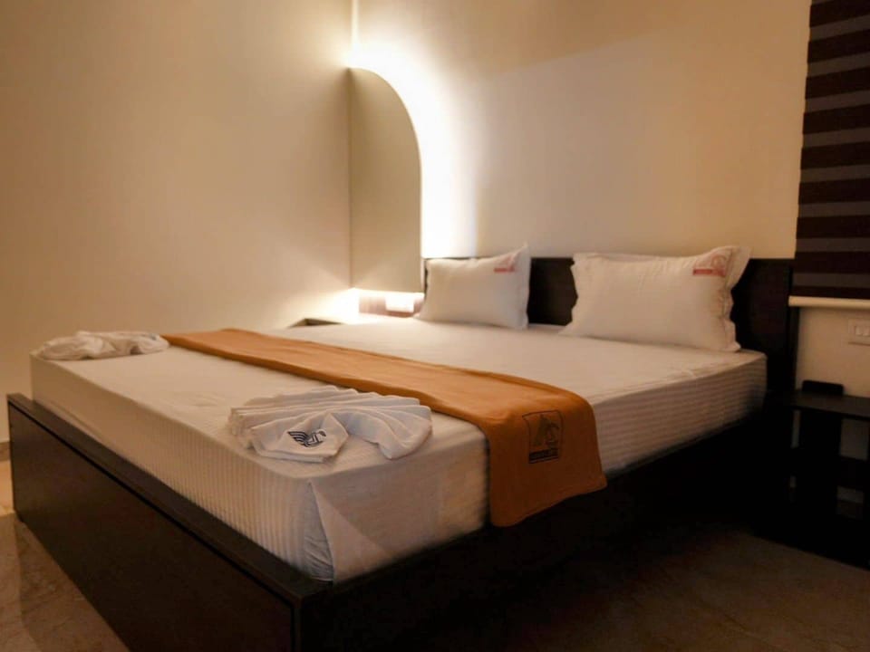 Premium Triple Room | Desk, laptop workspace, free WiFi