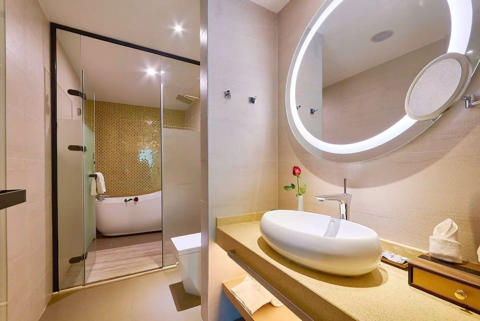 Superior Suite, City View | Bathroom | Free toiletries, hair dryer, slippers, towels