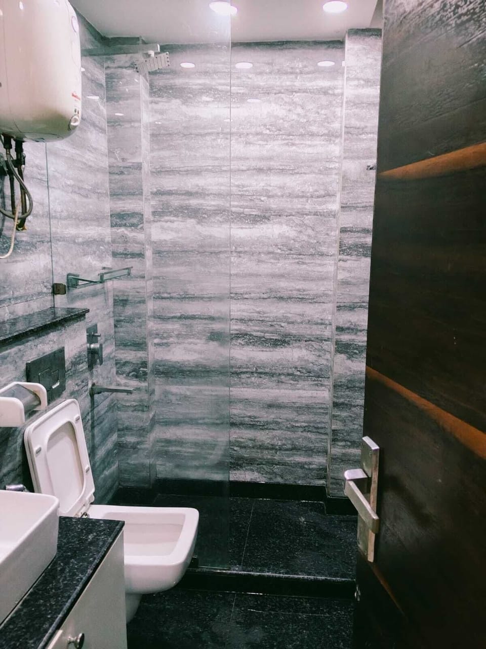 Deluxe Apartment, Balcony, Garden View | Bathroom | Shower, towels, soap, shampoo