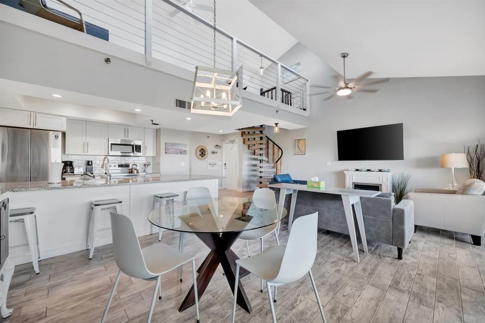 Deluxe Condo, 2 Bedrooms, Beachside | Dining