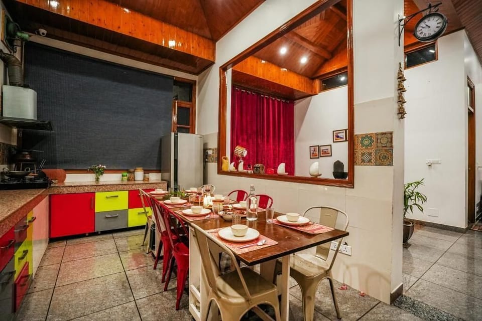 Deluxe Villa, Hill View | Dining
