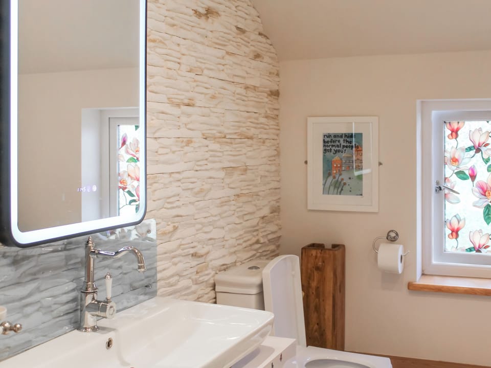 Bathroom | The Pump House - Cornish Hamlet, Falmouth