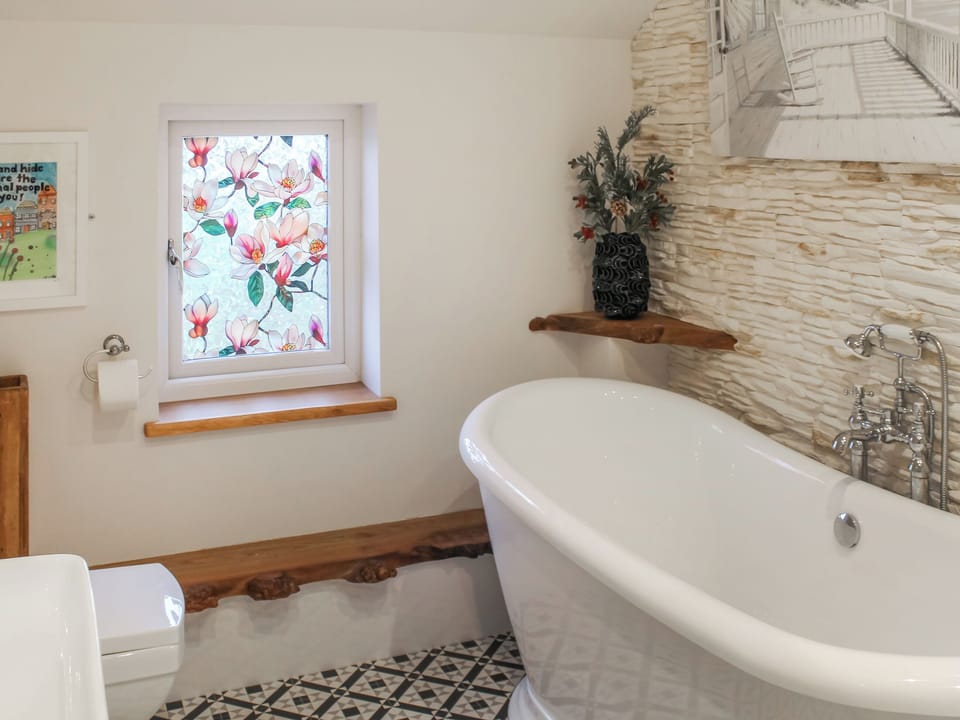 Bathroom | The Pump House - Cornish Hamlet, Falmouth