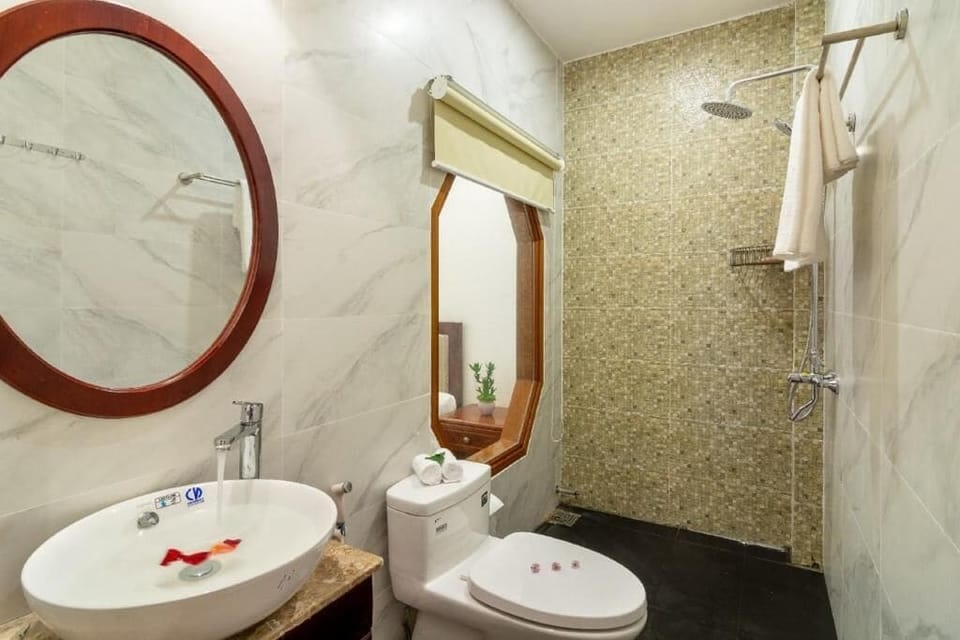 Deluxe Double Room, City View | Bathroom | Slippers, bidet