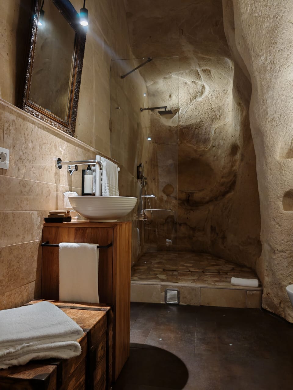 Luxury Double Room | Bathroom | Hair dryer, bidet, towels, shampoo