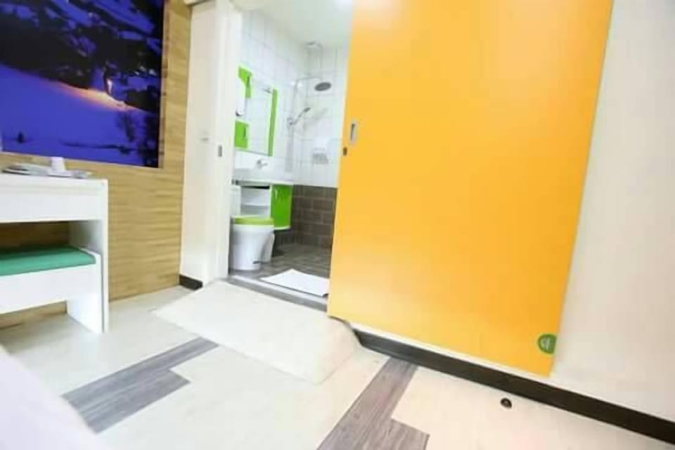 Quadruple Room | Bathroom | Shower, hair dryer, towels