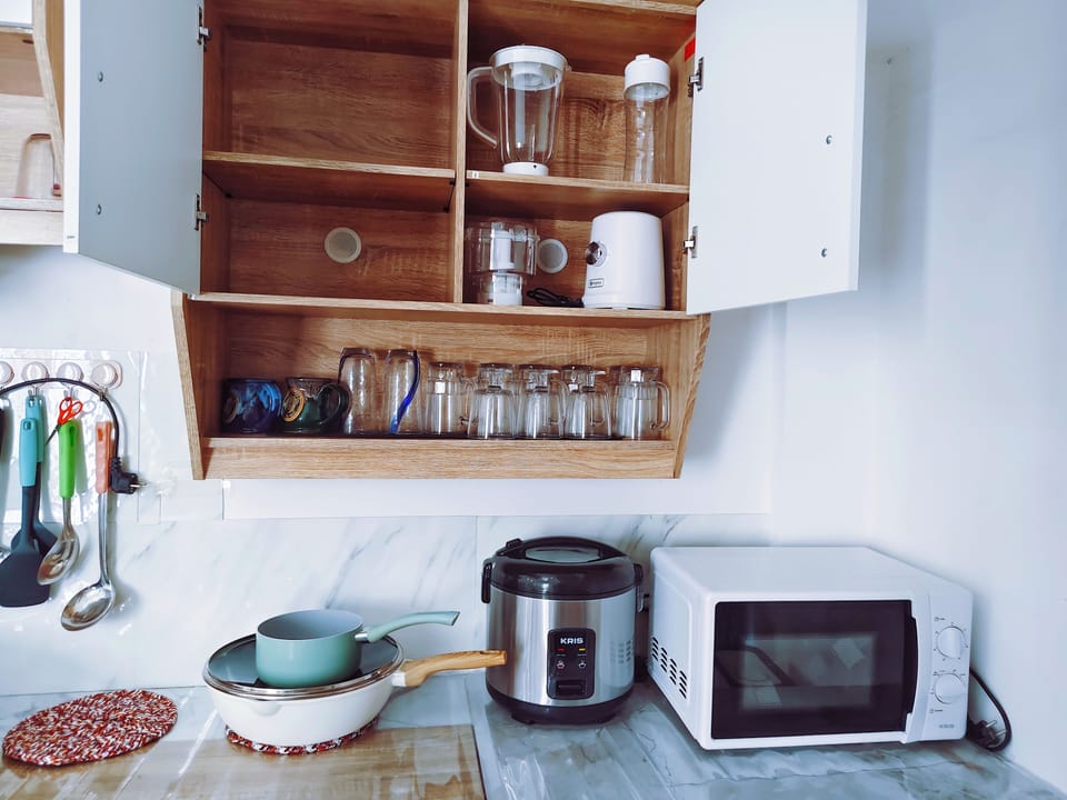 Full-size fridge, microwave, stovetop, dishwasher