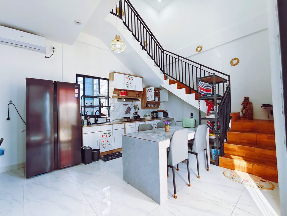 Full-size fridge, microwave, stovetop, dishwasher