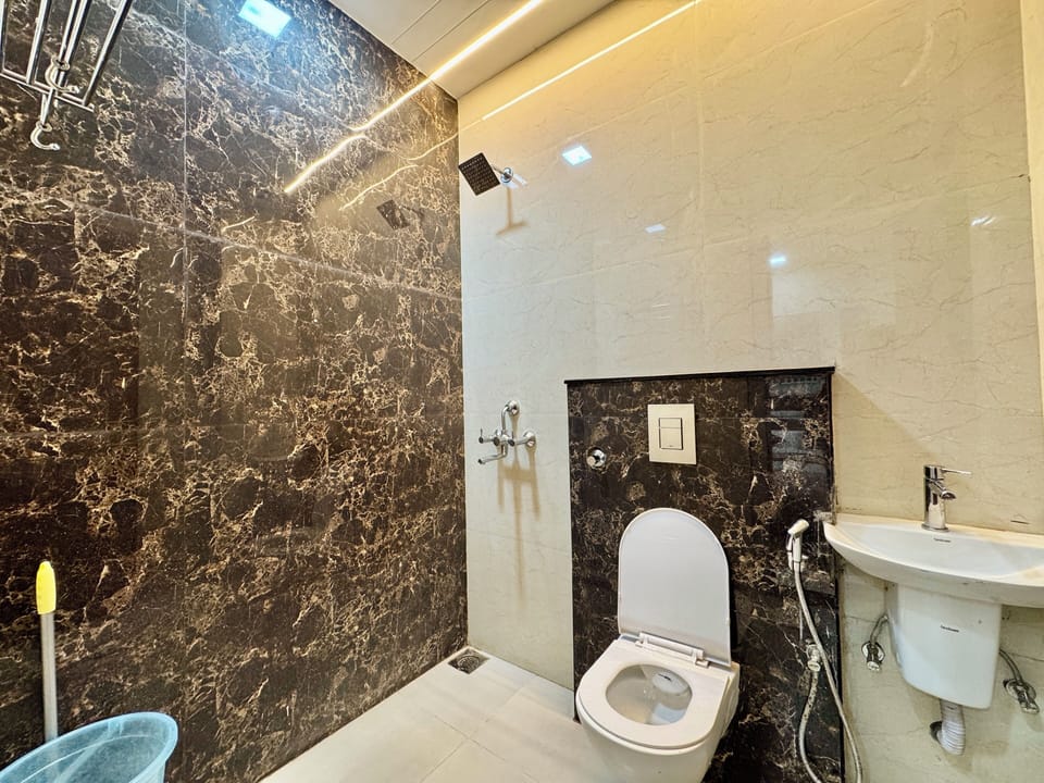 Rainfall showerhead, eco-friendly toiletries, slippers, towels