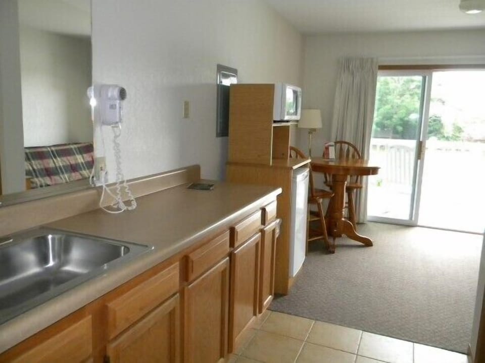 Fridge, microwave, coffee/tea maker, highchair