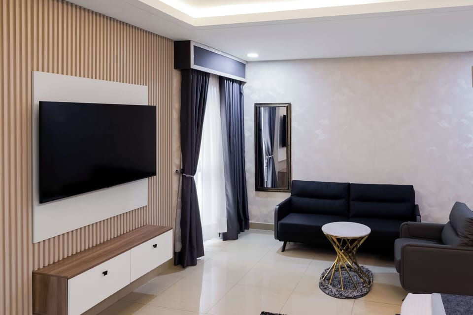 Executive Room, City View | Living area | 42-inch Smart TV with satellite channels, streaming services