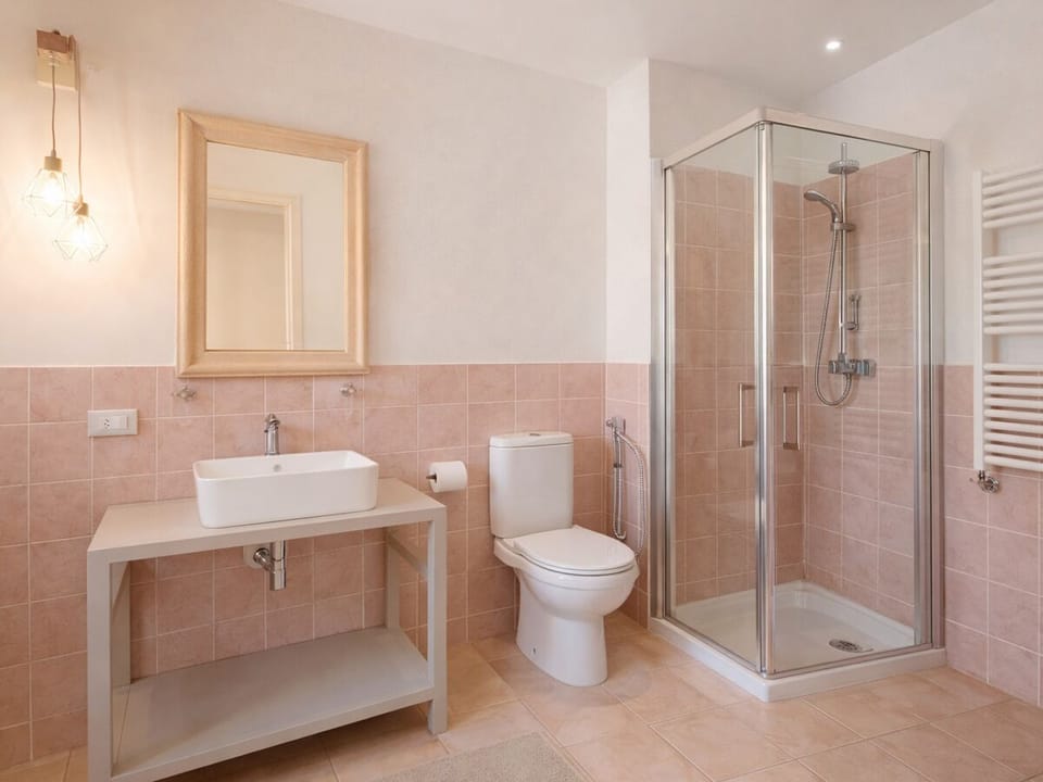 Shower, free toiletries, bidet, towels