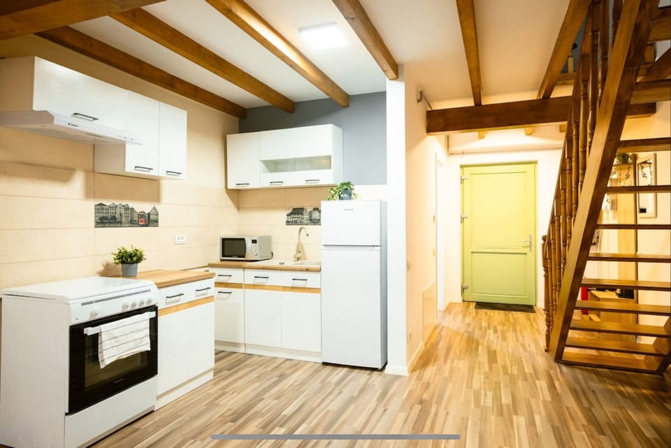 Fridge, oven, stovetop, electric kettle