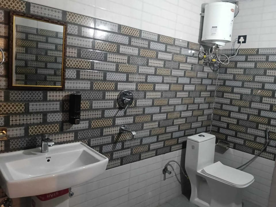 Standard Twin Room | Bathroom | Shower, free toiletries, towels