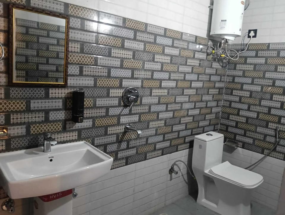 Standard Twin Room | Bathroom | Shower, free toiletries, towels