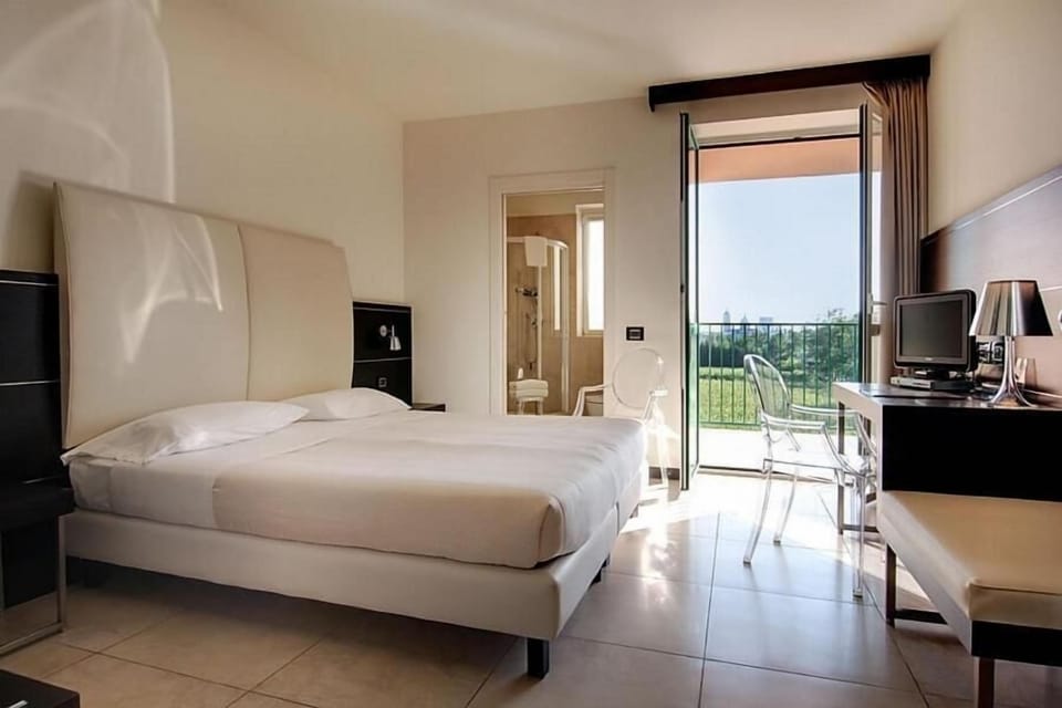 In-room safe, WiFi (free)