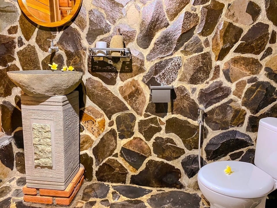 Standard Suite, Garden View | Bathroom | Shower, rainfall showerhead, hair dryer, bidet