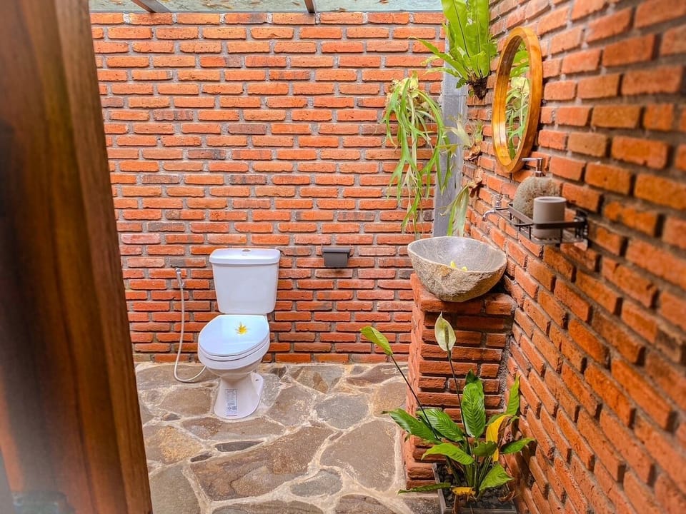 Deluxe Room, Balcony, Garden View | Bathroom | Shower, rainfall showerhead, hair dryer, bidet