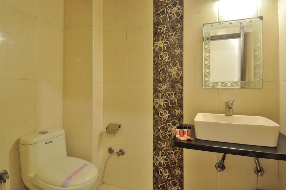Executive Double Room | Bathroom | Shower, free toiletries, towels, soap