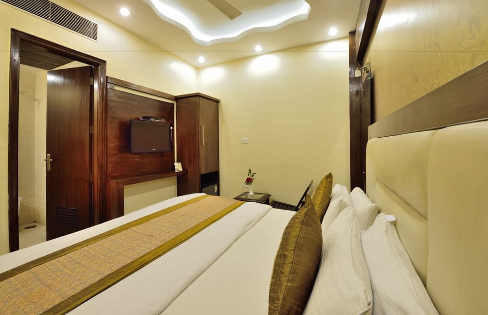 Executive Double Room | In-room safe, individually furnished, desk, laptop workspace