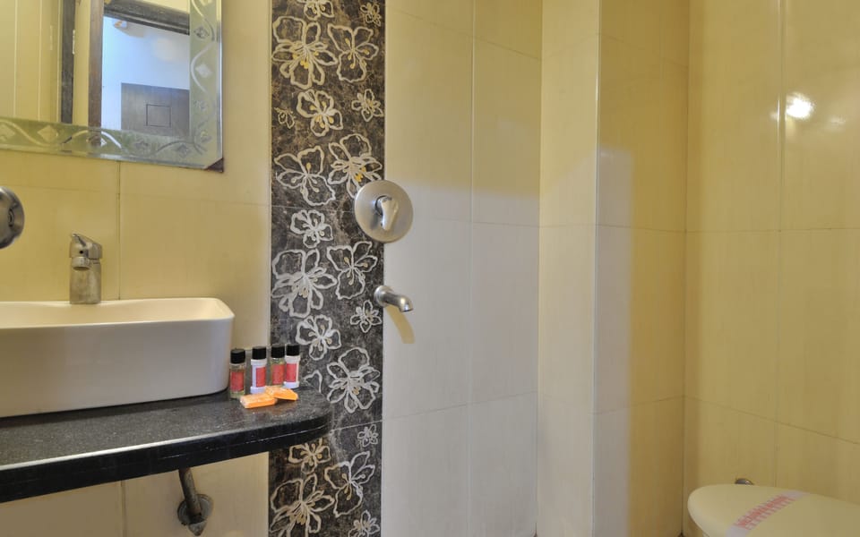 Deluxe Double Room, 1 Double Bed | Bathroom | Shower, free toiletries, towels, soap