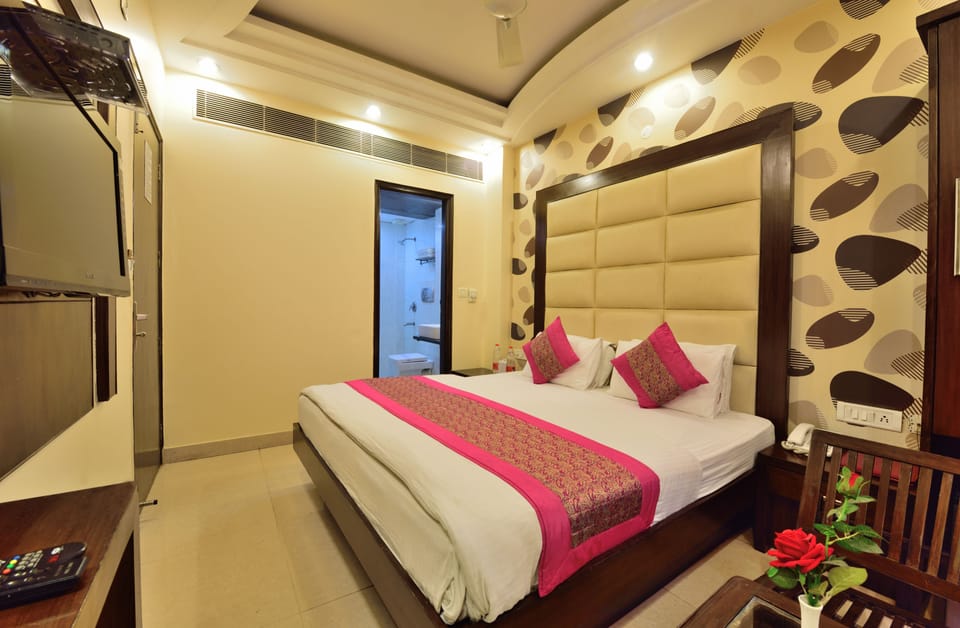 In-room safe, individually furnished, desk, laptop workspace