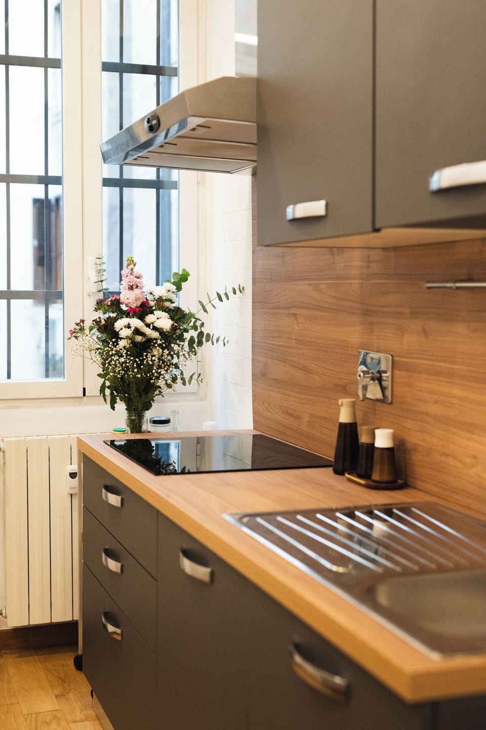 Full-size fridge, oven, stovetop, cookware/dishes/utensils