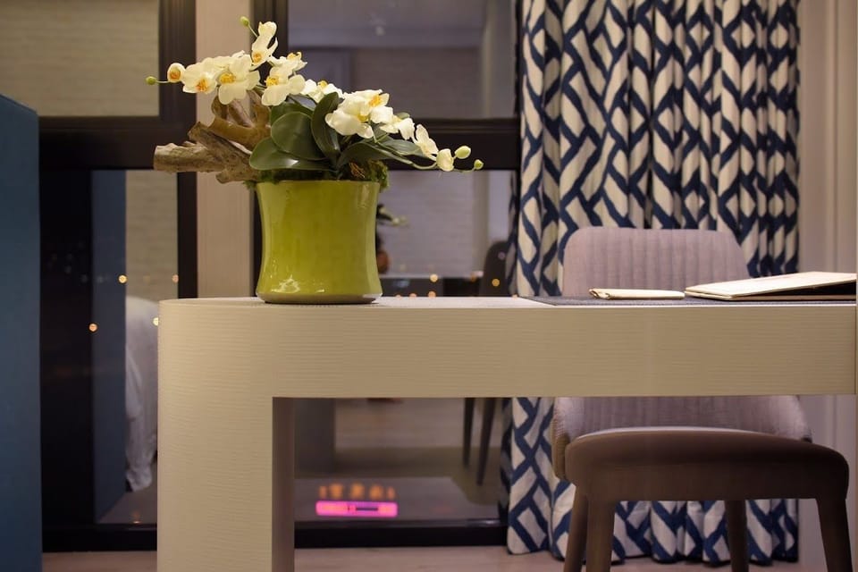 Premium bedding, free minibar, in-room safe, soundproofing
