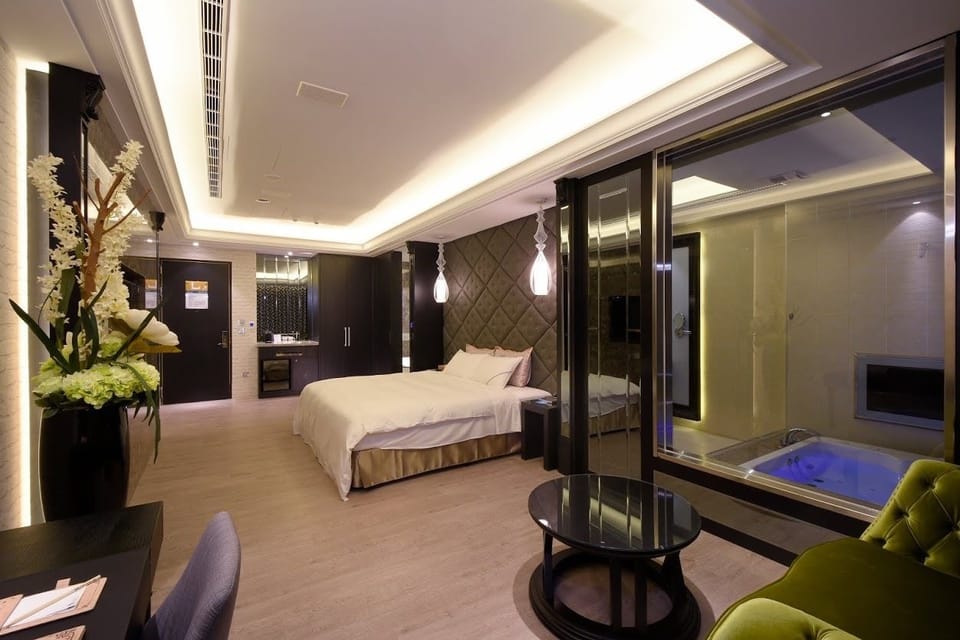 Premium bedding, free minibar, in-room safe, soundproofing