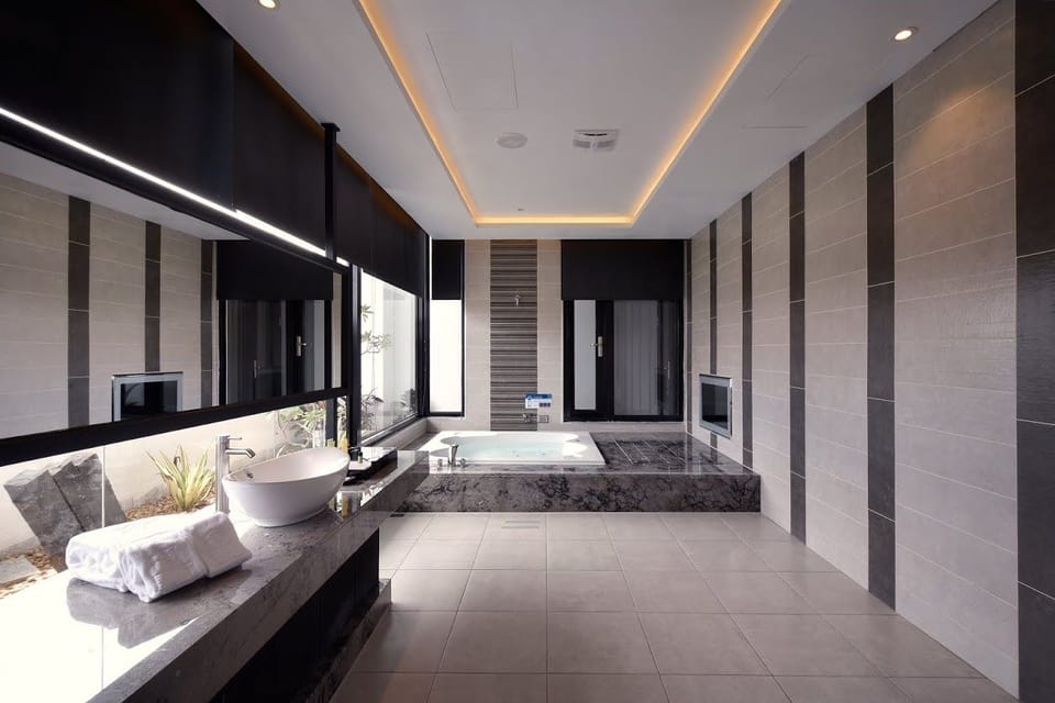 Separate tub and shower, jetted tub, free toiletries, hair dryer