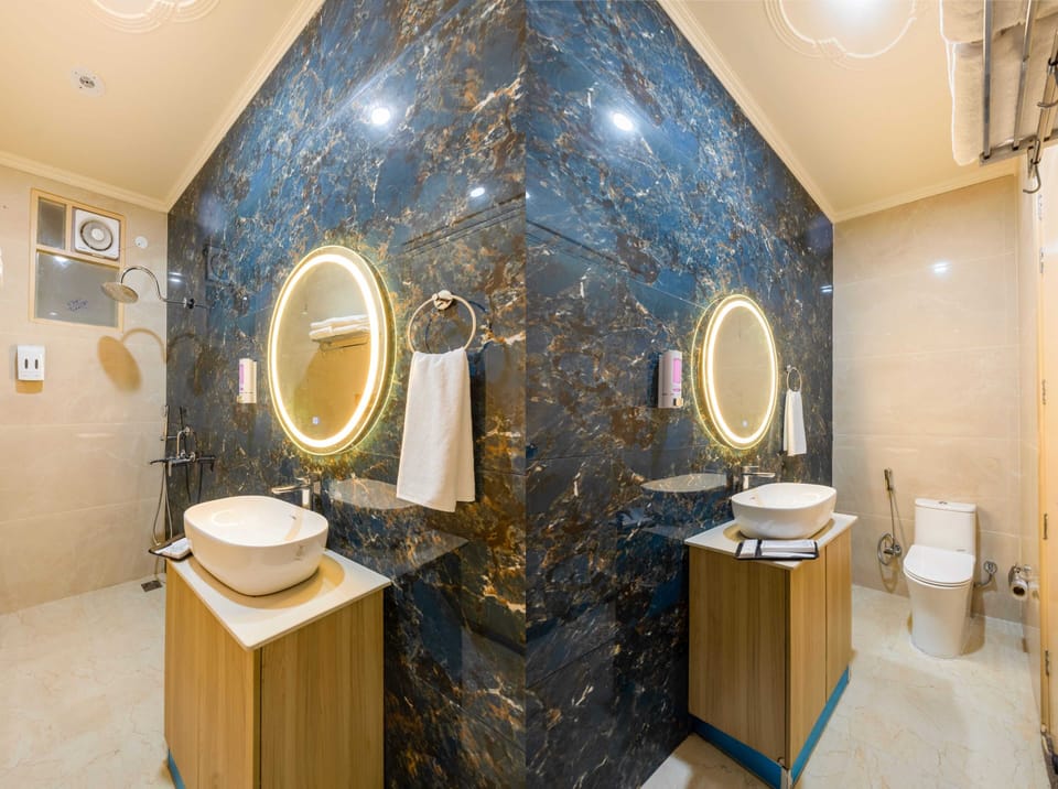 Superior Room | Bathroom | Shower, towels, soap, shampoo