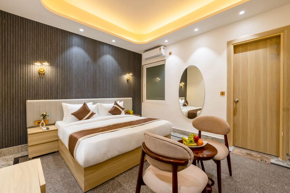 Deluxe Room | Desk, laptop workspace, blackout drapes, soundproofing