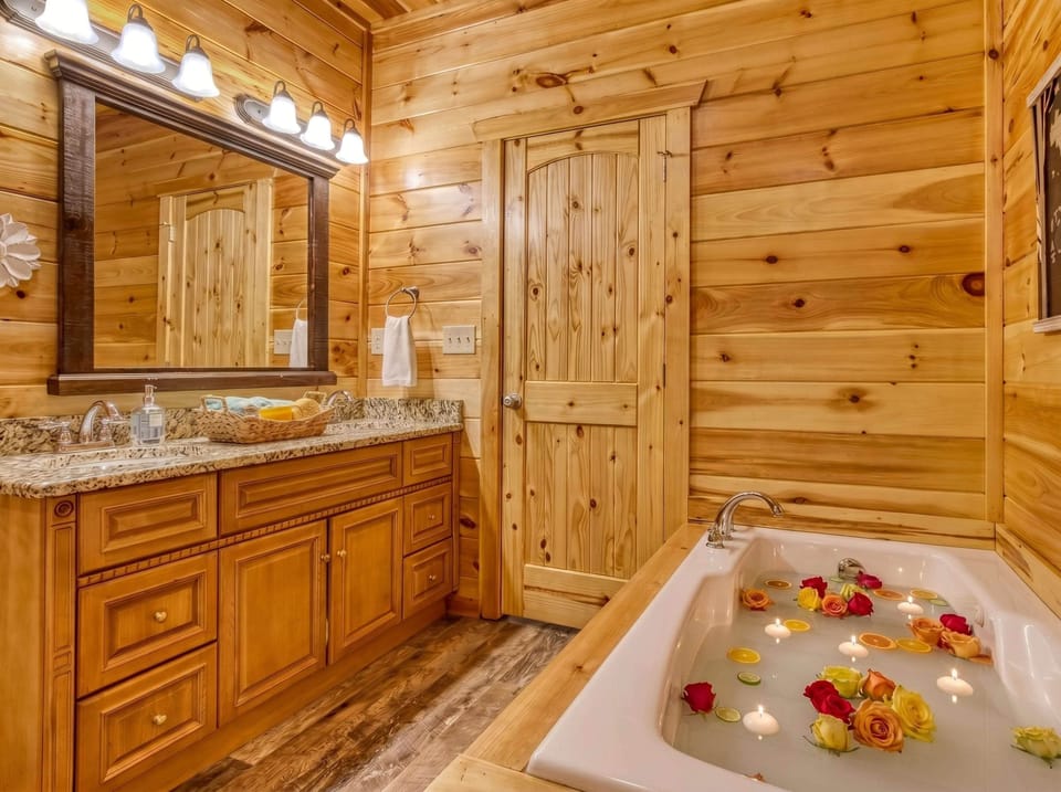 Royal Bliss - Mountain Views Theater Hot Tub Apartment in Sevierville