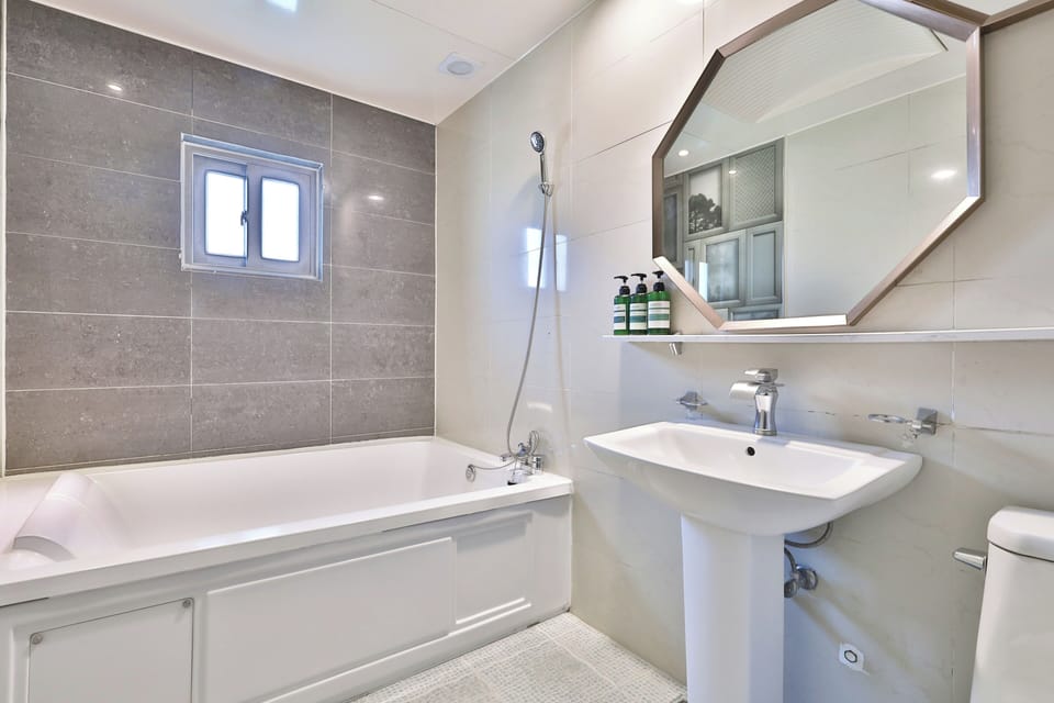Deluxe Room | Bathroom | Hair dryer, towels