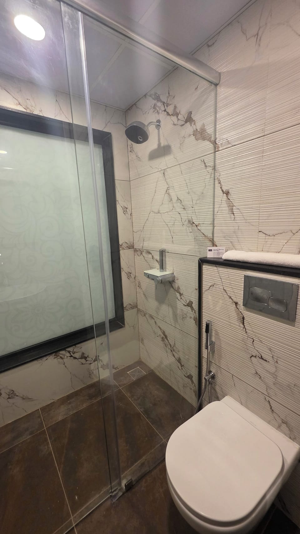 Deluxe Twin Room | Bathroom | Shower, towels
