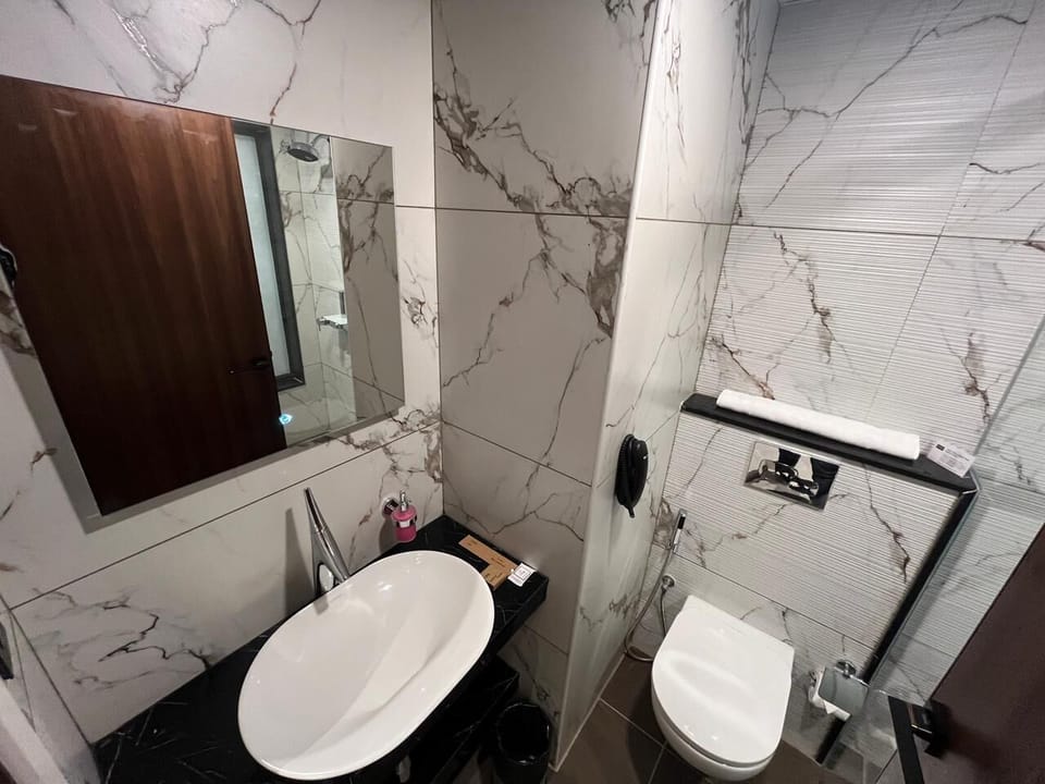 Deluxe Double Room | Bathroom | Shower, towels