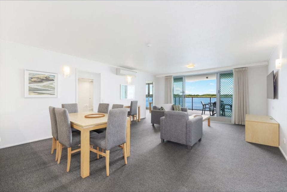 Lounge area with view to balcony