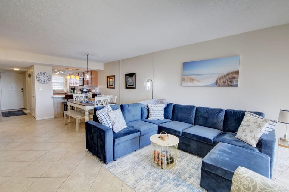 Condo, 2 Bedrooms | Living area