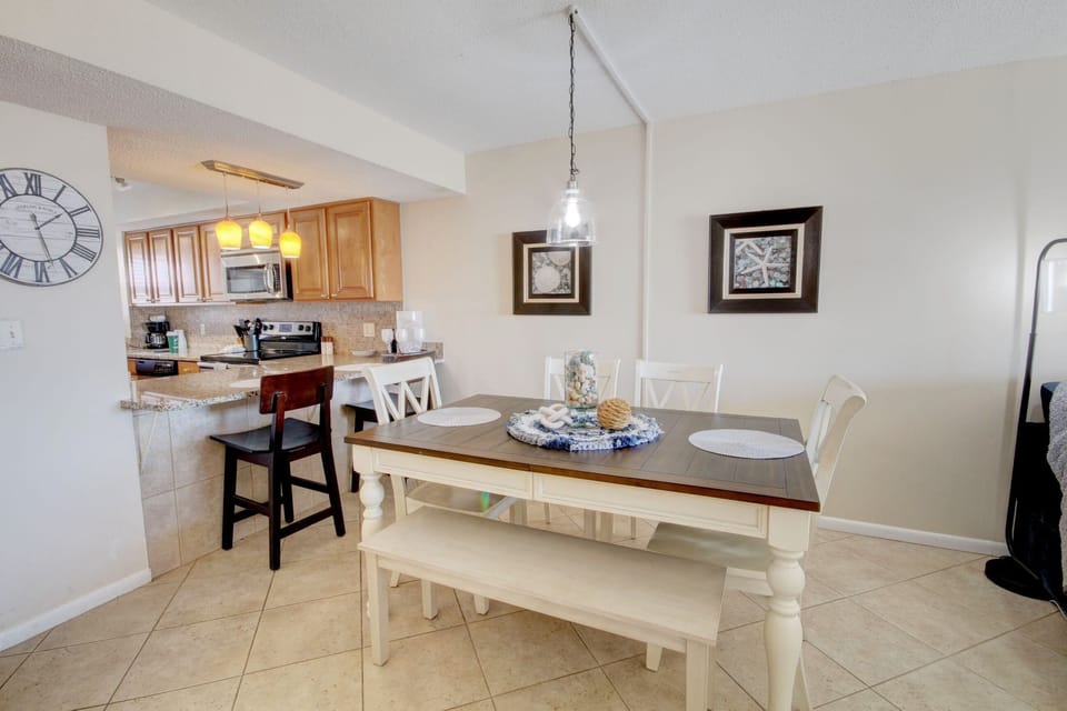 Condo, 2 Bedrooms | Dining