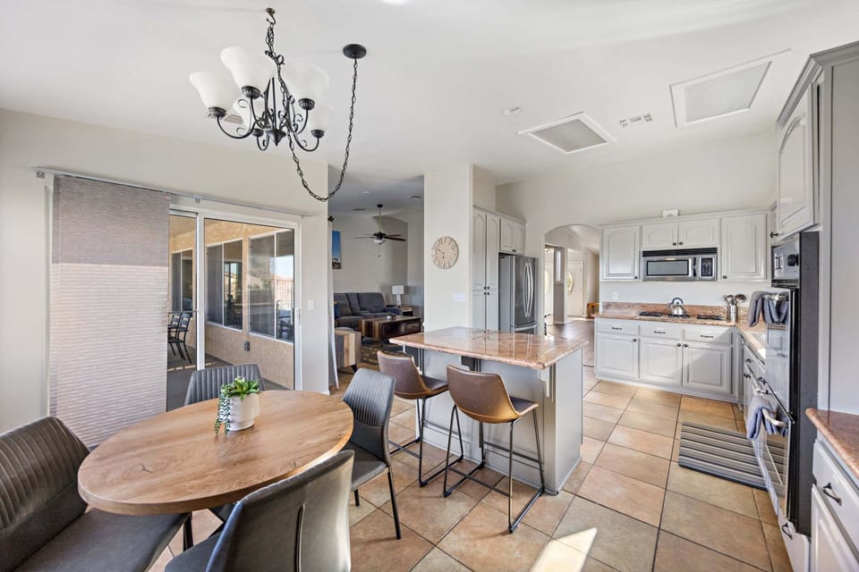 House, 4 Bedrooms | Private kitchen | Fridge, oven, coffee/tea maker