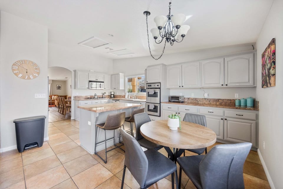 House, 4 Bedrooms | Private kitchen | Fridge, oven, coffee/tea maker