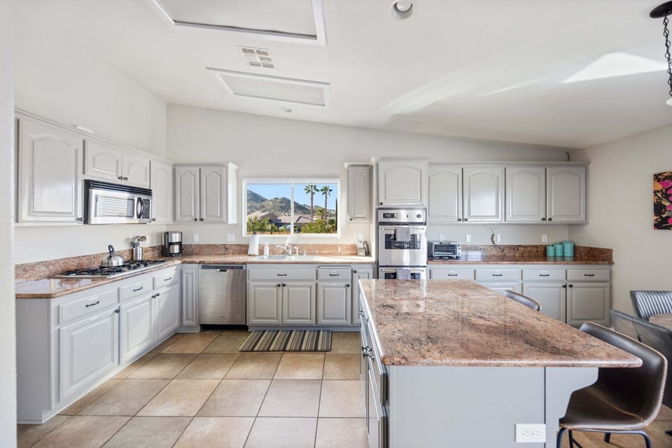 House, 4 Bedrooms | Private kitchen | Fridge, oven, coffee/tea maker