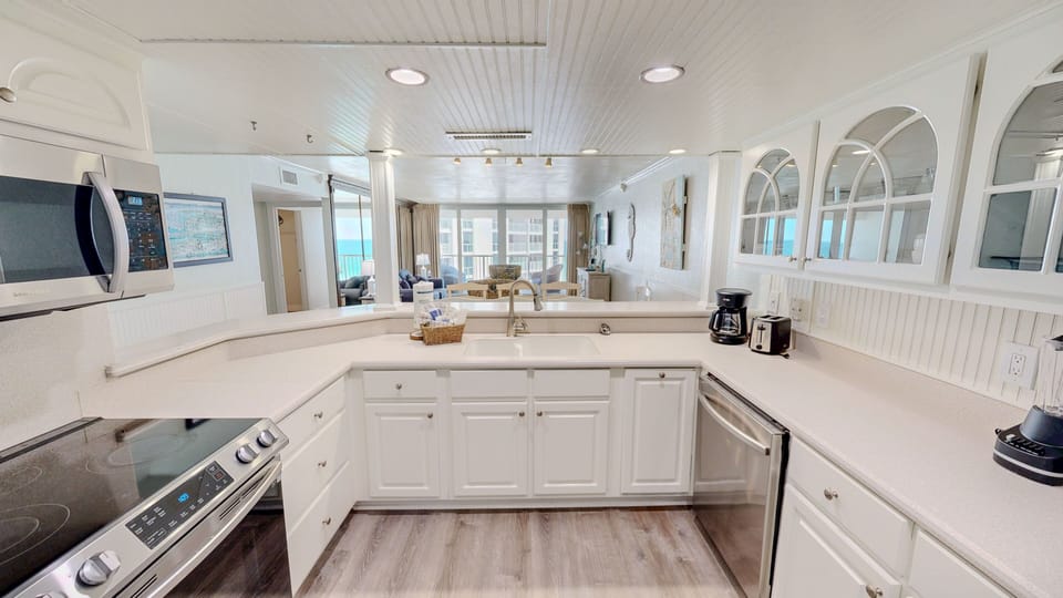 Condo, 2 Bedrooms | Private kitchen | Fridge, oven, coffee/tea maker, toaster